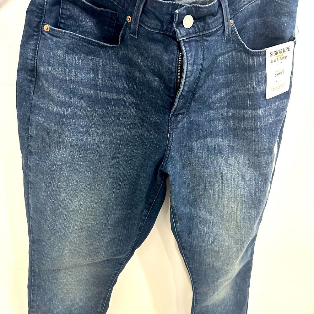 Levi Strauss. Skinny.
